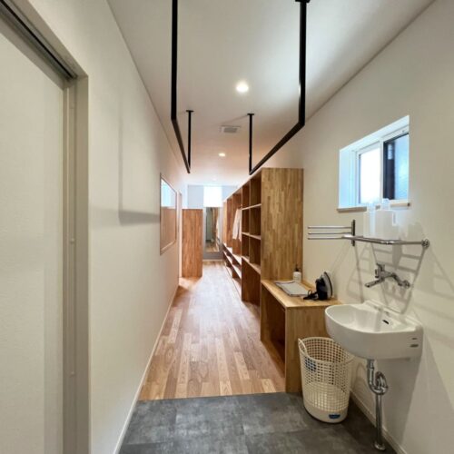 約10帖ほどの広さを持つユーティリティールーム！  こちらは脱衣室、洗濯、サンルーム、ファミリークローゼットが一直線で完結できます★  広～い！便利～！玄関ホールとリビングへ繋がる動線も嬉しいポイント♪