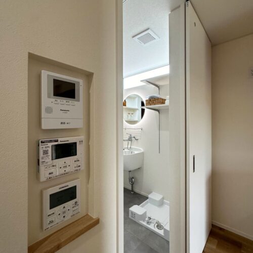 水回り横の壁にはリモコンニッチを設けました。  ニッチの中にリモコンをまとめることで見た目もスッキリ！