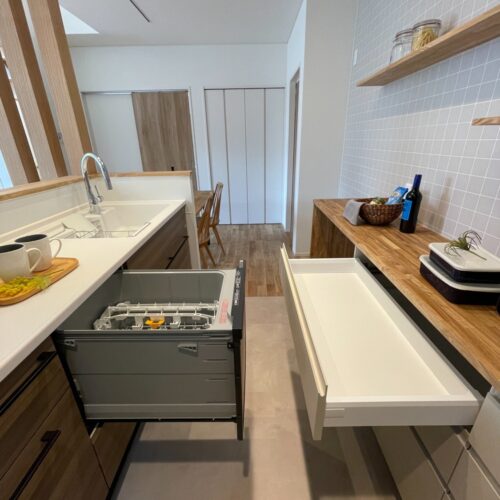 この距離が最高なんです！  洗うのは食洗機にお任せできるけど、片付けは自分でするしかないんですよ。。わかっちゃいるけどめんどくさい！でもこの距離なら片付けも楽ちん♪お子様のお手伝いにするのもいいかも！