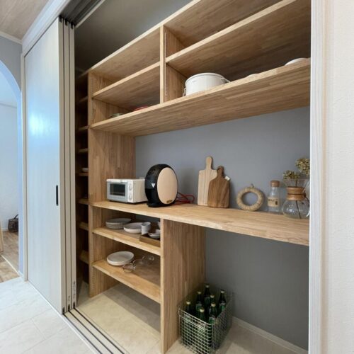 キッチン背面には造作収納棚。  お皿だけではなく、コンセント付きなのでトースターやコーヒーメーカーなども置けます♪  三枚引き戸で仕切られるので、来客時の目隠しにもなります(*^^*)