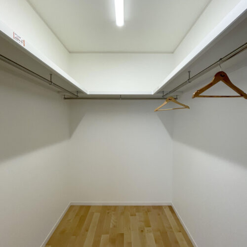 1階にあるファミリークローゼット。  横のサンルームで干したものをすぐに収納できてとても便利！3帖の広さがあるのでたっぷり収納できます。