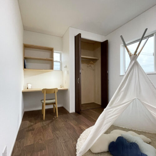 子供部屋は机と本棚を造作しました♪  シンプルなデザインで、年を重ねても長く使えるのが嬉しいですよね◎