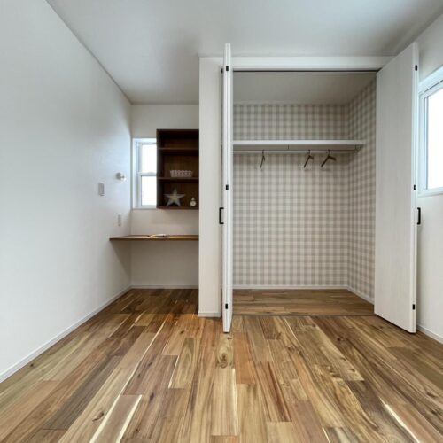 子供部屋その②   クローゼット内にはチェック柄のクロスで可愛く！  人目につかない場所は遊び心を持たせたデザインにしやすいです♡