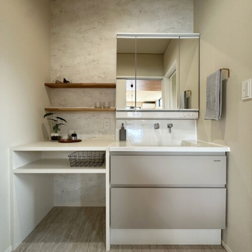 洗面所は既製品の洗面台に造作のカウンターと飾り棚を組み合わせました！ 既製品の洗面台は、お手入れがしやすく、収納力が抜群。 プラスで自分の生活スタイルにフィットする造作家具で身支度がスムーズに。