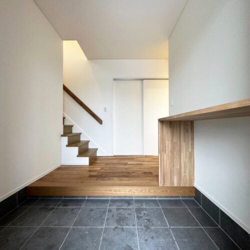 全体的にスッキリとした印象の玄関。  アカシアの無垢床が出迎えてくれます。  造作のカウンターには、季節の小物を置いたりして楽しむこともできそう～(^^)