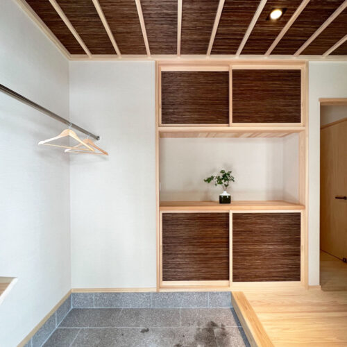 玄関内には造作下駄箱とハンガーパイプを取り付けました。  雨や雪の日でも雨具で家の中が濡れる心配がありません♪  下駄箱の扉は天井と合わせて統一感をプラス(*^^*)