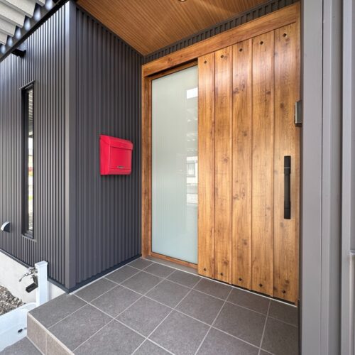 カーポート屋根が玄関ポーチまであるので、雨でも雪でもへっちゃら！！  ポストの赤色が良いアクセントになっています☆