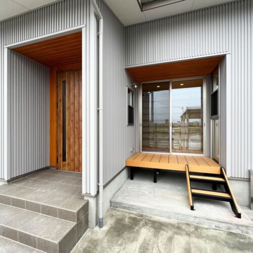 玄関横に設けたテラスの天井もひのきの羽目板を施工しました♪  木の温もりに包まれるのは言うまでもなく、見た目の統一感もバッチリ(*^^)v  晴れた日にはテラスでゆっくり過ごせそうですね♡