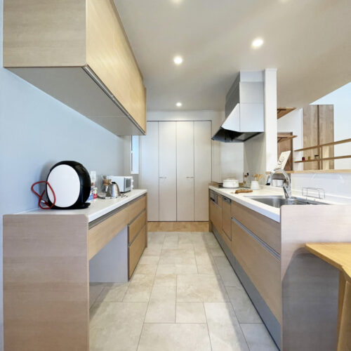 広々キッチン空間☆　キッチン：LIXILシエラ（W2550）　カップボード：LIXILシエラ（W1800）   キッチンスペースはフロアタイルにすることで、汚れてもお手入れが簡単なので安心！フロアタイル：サンゲツ IS-938（デザイン貼り）