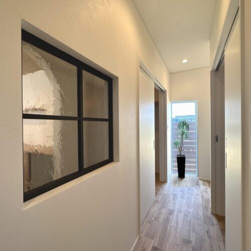 廊下の途中に設けた室内窓はキッチン横のパントリーと繋がります。  視界が抜けることで圧迫感が軽減されるのと、家族の気配も感じやすくなりますね♡