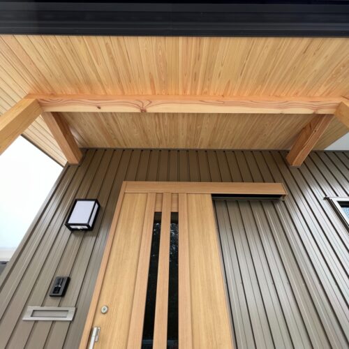 玄関の軒天はひのきの羽目板を施工しました。  木の香りが心地良い玄関ポーチでお客様をお出迎え☆彡     外壁：ガルバリウム鋼板　TOHO　アサヒパールトンGL　PY-12  玄関ドア：YKK　コンコード　外引込　C12  色：ハニーチェリー  取手：ストレートシルバー
