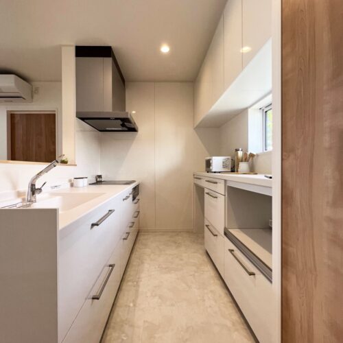 キッチンとカップボードはTOTOのミッテを選ばれました。  ホワイトを基調とし、清潔感のあるキッチンですね♪  吊り戸棚収納は壁から壁まである大容量タイプ！たっぷり収納が嬉しいですね～◎