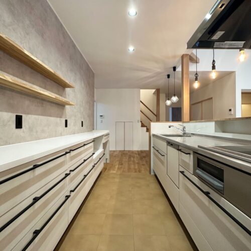 キッチンとカップボードはタカラスタンダードのオフェリアを選ばれました！  カラーはホワイト、引手はブラックです★  カップボード上部には造作棚を施工し、見せる収納に◎  アクセントクロスや照明などお気に入りを詰め込みました(*^^*)