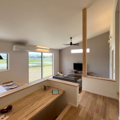 キッチンから、スキップフロア・リビングを眺めるとこんな感じ(*^^*)  スキップフロアがとても近く、料理をしながら、お子様とおしゃべりしたりご夫婦で晩酌したり…  大きな掃き出し窓から見える景色にも、心が癒されます(*´ω｀)