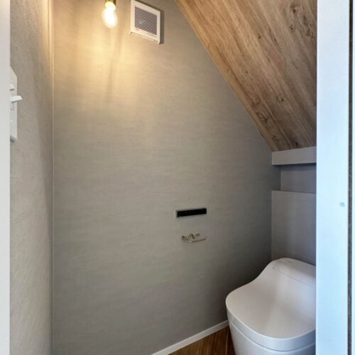 階段下を利用したトイレはスッキリしつつも、オシャレな空間に☆  木目調を取り入れることで、木の温もりも感じれます。