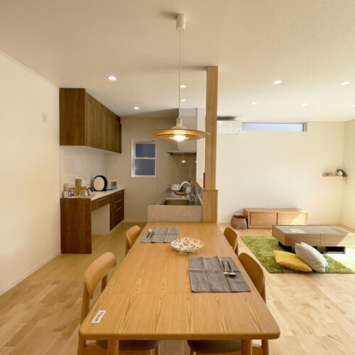 キッチンの横にダイニングテーブルを置いてあります。  食事のあとの片付けもしやすいですね♡おなかがいっぱいでも、この距離ならもうひとがんばりできそう…！！