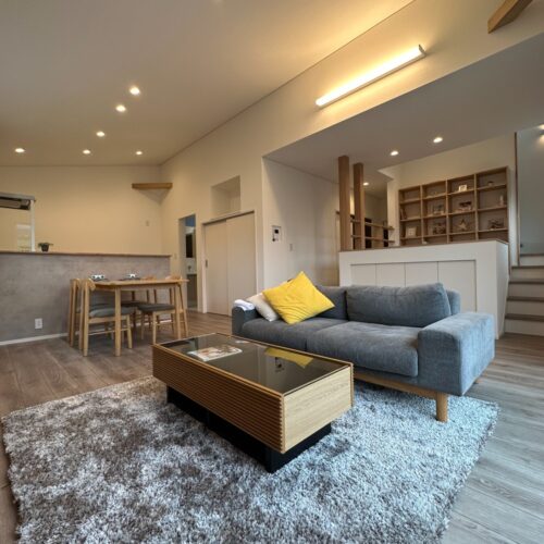 20帖のLDK+2帖のスキップフロアで奥行きのある広々空間に。勾配天井でより開放的なリビング空間となりました。どこにいても家族を感じることができるお家に仕上がりました。