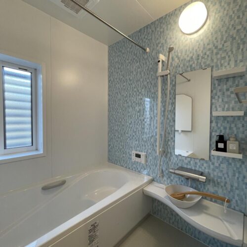 LIXILの1坪タイプのお風呂。アクセントパネルはモザイクアクア。ライトブルーの濃淡がモザイクタイルのような感じできれいです☆本物のタイルはお手入れが大変ですが、鏡面仕上げのアクセントパネルは、さっと洗い流すだけでピカピカ☆彡