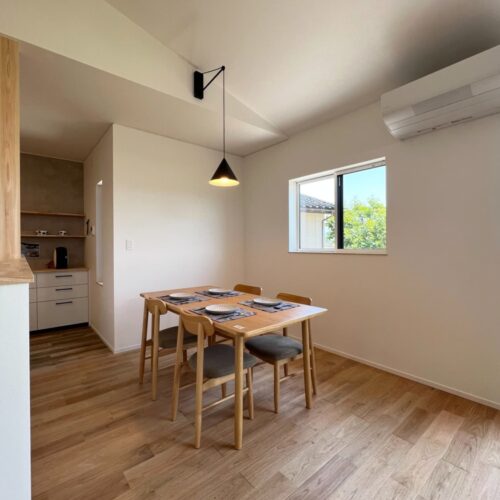 スキップフロアの前方にあるダイニングスペース。  ご家族が揃って食事をするダイニングにはダイコーの照明を取り付けました☆オシャレ～( *´艸｀)  シンプルですが、存在感がありますよね(*^^*)  食卓を優しく照らしてくれます。