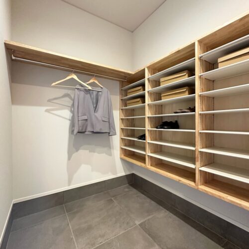 約2帖のシューズクローゼット。  たくさんの棚と、パイプハンガーで収納力はばっちりです。