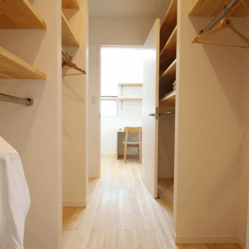 玄関横にはファミリークローゼットを設けました！帰宅後の着替え、出掛ける前の身支度をスムーズにすることができます。  服だけでなく、カバンなどの小物も一緒に収納できるように棚を造作しました♪パッと見てどこに何が置いてあるのかわかりやすいのもいいですね！