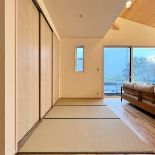 リビングの一画に造られた畳コーナーです。  3帖の広さがあり、耐久性が高い和紙畳を選ばれました。  和紙畳：DAIKEN清流NO16(ヘリ付き畳)  お子様のお昼寝やお着替えスペース、もちろん大人もまったりゴロンとする休憩場所として(*´▽｀*)