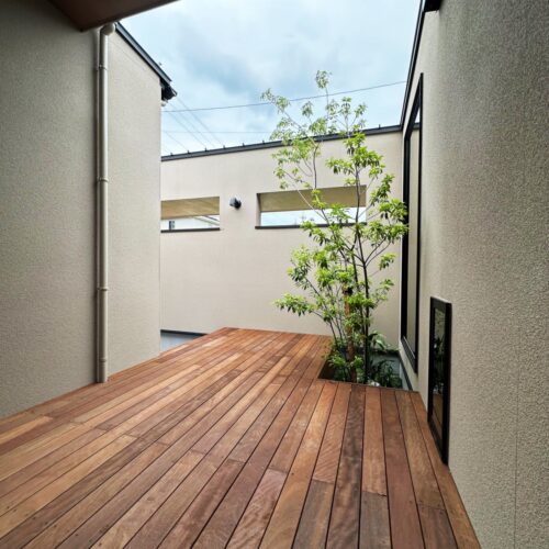 中庭に木を植えれば季節の変化を楽しめますね。  天気のいい日にはウッドデッキでゆっくり自分時間を愉しむのも◎  外からの視線を気にせず過ごすことができます。