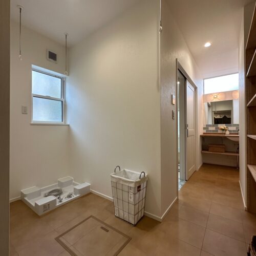 洗濯機からそのまま洗濯物を干せて移動いらずのサンルーム。 とっても便利～！