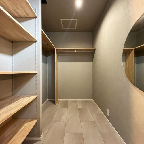 ハンガーパイプに収納棚、たっぷり収納できるウォークインクローゼットには、写真の右側にチラッと見える女優ミラーでメイクアップ！そしてそのままお着換えできる身支度ばっちり動線～～！忙しい朝の身支度もぐっと楽になりますね(*^-^*)