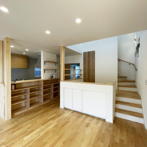 家族が集うスキップフロア。奥行きのある大空間が生まれ、単調になりがちな空間にメリハリを出してくれます☆  スキップフロアを作るための段差部分は便利な収納スペースに大変身を遂げております～(*^^*)