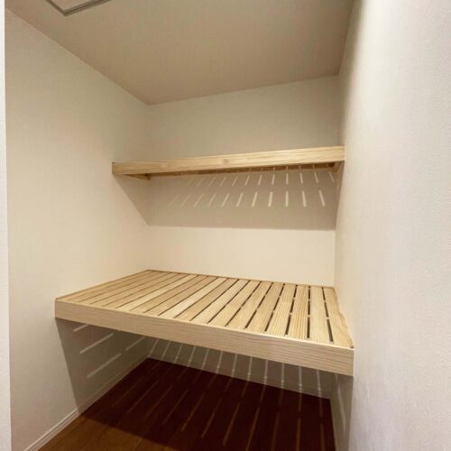 2階にある3帖の収納。こちらも無垢のすのこタイプの中段と枕棚が付いています。通気性の向上と結露になりにくい特性があります。