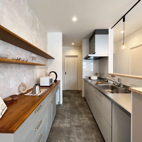 キッチンはグレーでまとめ、お洒落なキッチンとなりました♪  キッチンはTOTOミッテ、カップボードはウッドワンと種類が違うんです！  色味をそろえることでまとまりのある空間になるんですね～♡     キッチン：TOTO ミッテ W2850  ステンレス天板扉：1JB（グレー）