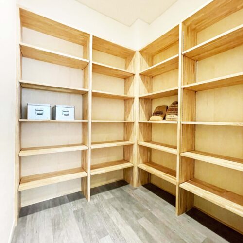 大きな造作棚のある洗面脱衣室。家族全員分の着替えやタオル、洗剤のストックなど大量に収納できます(^_-)-☆洗面化粧台：LIXILピアラ　床：サンゲツWD-918