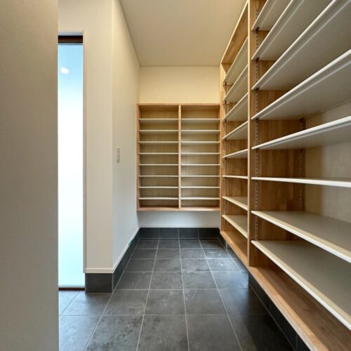 3帖以上の広さがあるシューズクローク。  たくさんの収納スペースがあるので、家族みんなの靴をしっかり入れることができそうです！