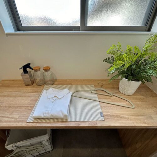  サンルーム内に設けた造作カウンターは、乾いた衣服をたたんだりアイロンかけなどに♪  大きな窓からの光で常に明るいサンルーム。  干した衣服も乾きやすいかも(´艸｀*)