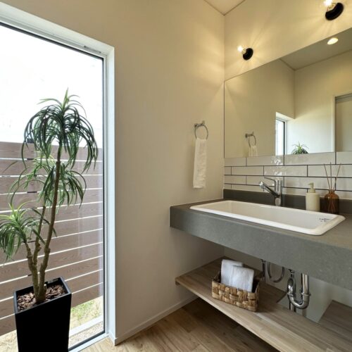 広々使える造作洗面台は自分だけのオリジナル☆  縦長のFIX窓は圧迫感を感じず、採光も取り入れられ一石二鳥♡  窓自体をインテリアの一部として。