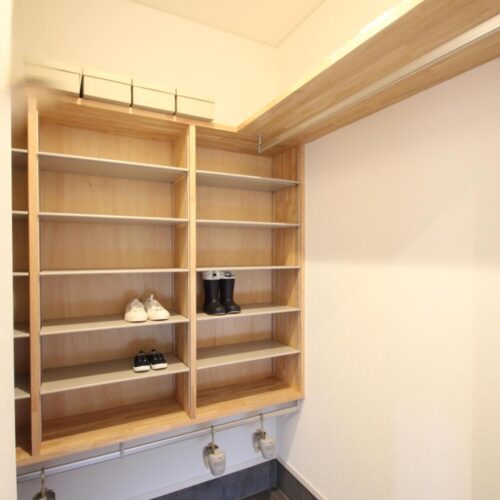 玄関横にはシューズクローク！  コート掛けを取り付ければ、玄関でアウターを脱ぎ着でき、ほこりや花粉を部屋の中に持ち込みを防げます(^_-)-☆