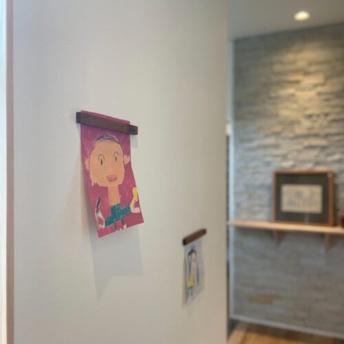 玄関から横にのびるホールの壁に、Feボードを施工しました。  ここにはお子様の作品を飾られるそう(*^^*)  たくさんの作品を飾れば、かわいいかわいい美術館の完成です！