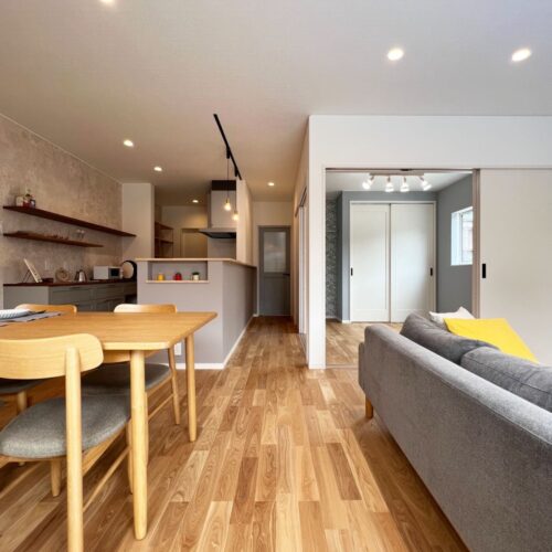 ご家族が集うリビングにも無垢のタモ材を選ばれました♪  タモ材は木目がハッキリと美しく、強度が高いのでフローリングに最適です！  隣の洋室は○○専用のお部屋♪何をされるんでしょうね～(*^^*)？