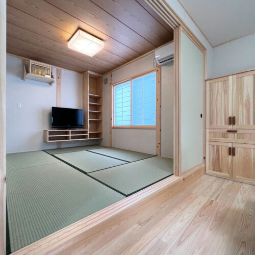 ダイニングから一段上がった襖を開けると、真壁仕様の畳リビング。  ご家族が自然と集まる『ほっ』と落ち着く空間になりました(*´ω`*)