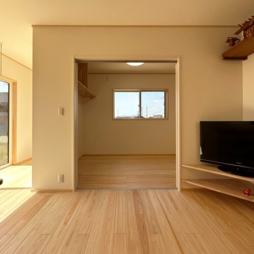 リビング横には4.3帖の洋室を。  リビングと同じひのきの無垢床にされました。  扉を開けると繋がりのある空間に、来客中は扉を閉めればすっきりとした空間になるのでGOOD！