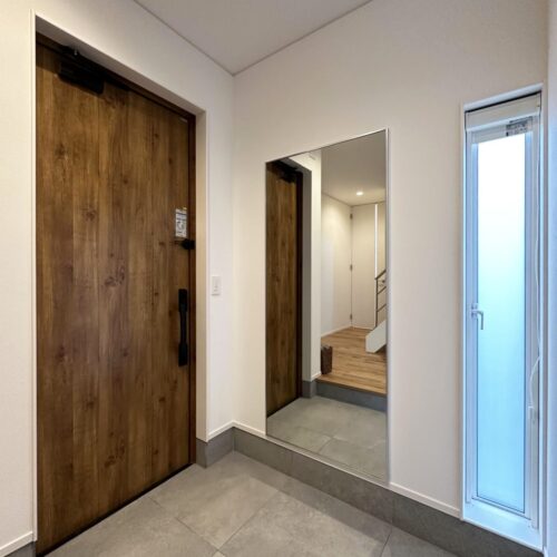 玄関タイルはリクシルのメンフィス。  コットセメント調のタイルは、オシャレでモダンな印象に♪  大きな全身鏡を取り付けたので、お出かけ前の身だしなみチェックもバッチリ◎  今日も元気に行ってきま～す(^O^)／     玄関ドア：ＹＫＫ ヴェナート／色：マキアートパイン  玄関タイル：リクシル メンフィス IPF600/MMP-12