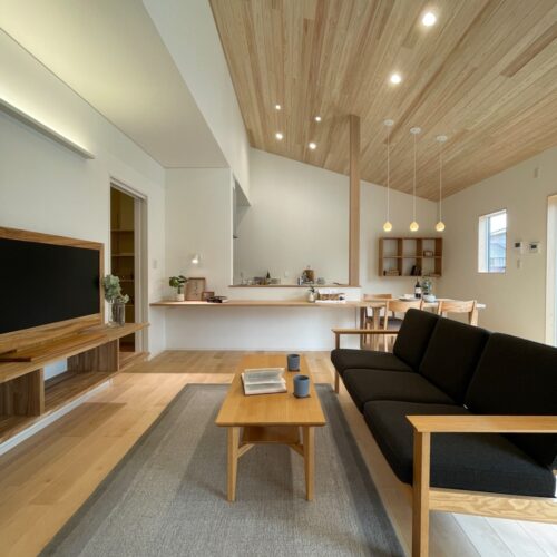 ひのきの羽目板天井。勾配天井であることで、開放的な空間に。