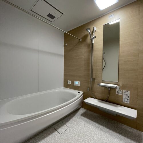 TOTOサザナのワイド浴槽を採用されたＩ様。洗い場側にステップがあるのでお子様が出入りされる時もすってんころりん！とならずに安心♪そしてそして!!なんと”きれい除菌水”でカビ・ピンク汚れの発生を防いでくれる床ワイパー洗浄付き！汚れが付着しにくいほっからり床と床ワイパー！？これはもぉ汚れ知らずのお風呂なんじゃ(ﾟ∀ﾟ)羨まし～☆