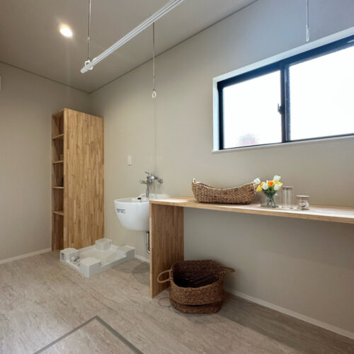 洗って、干して、畳んで（アイロン）が完結できるランドリールーム。  スロップシンクもあるので、汚れた衣類や靴もばしゃばしゃと洗うことも出来ます！