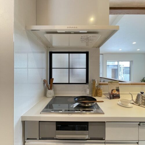 ＩＨ前の壁にはチェッカーガラスの飾り窓を埋め込みました。  リビング側から見てもお洒落なポイントです(^_-)-☆