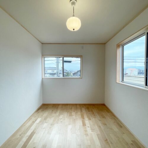 こちらは、エアコンの風が苦手な奥様の寝室になります。  旦那様の寝室（主寝室）との間の扉を開けることで、エアコンの冷気が流れてくるので、熱帯夜も大丈夫！  体感温度が違うご夫婦なら、思い切って寝室を別にするというのも良いですよね(^^)  質の良い睡眠ってとっても大切です！