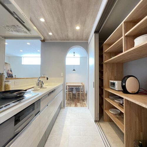 ほどよい個室感が心地よいキッチン空間。  キッチン背面には大容量の造作収納棚！