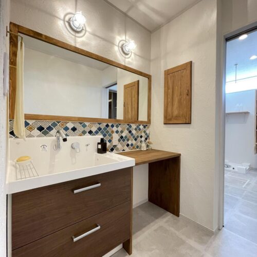 広々とした造作洗面台には、名古屋モザイクのコラベルタイルを敷き詰めました♡  タイルはデザイン性だけではなく、水撥ね汚れを防ぐ機能もあるのでお掃除もラクラク♪