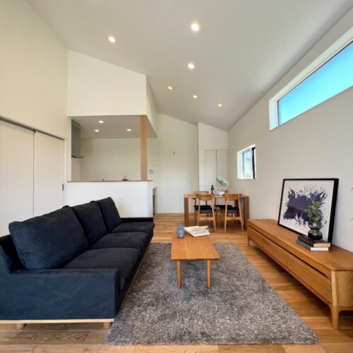  LDKです。  床材はどんなインテリアにもなじんでくれるオークを。  勾配天井なので、広々空間に～！